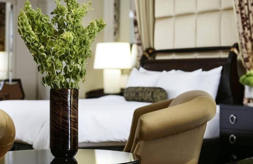 Las Vegas Casa | Relax and Unwind! Outdoor Pool, FREE Parking Near Shark Reef Aquarium!