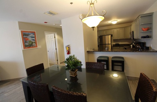 Crystal Harbour Apartamento | Relax and Unwind! Outdoor Pool, Free Breakfast and Parking, Pet-friendly!