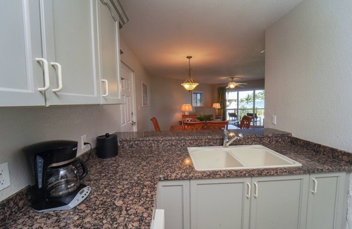 Crystal Harbour Apartamento | Relax and Unwind! Outdoor Pool, Free Breakfast and Parking, Pet-friendly!