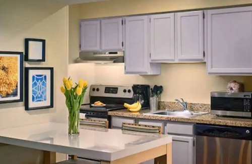 White Station Casa | Relax and Unwind! Outdoor Pool, Pets Allowed, Near Fire Museum of Memphis!