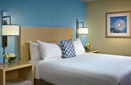 White Station Casa | Relax and Unwind! Outdoor Pool, Pets Allowed, Near Fire Museum of Memphis!