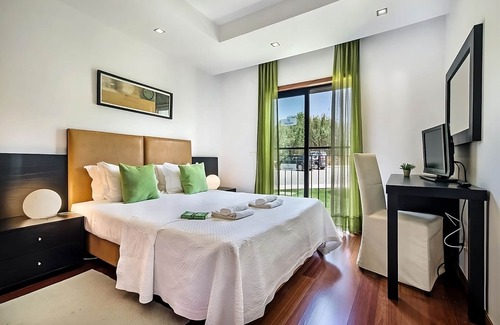 Praia da Luz Hotel | Relax and Unwind! Spacious 2BR Apartment, Fully-equipped Kitchen, Outdoor Pool!