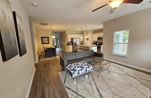 West Columbia Casa | Relax and Unwind in this Fully Furnished 3-Bedroom Gem in West Columbia