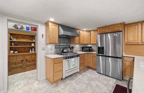 Truckee Cabina | Inviting Cabin w/ A/C at Northstar | Spacious Kitchen | Close to Golf and Mtn Biking | Sleeps 6