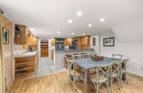 Truckee Cabina | Inviting Cabin w/ A/C at Northstar | Spacious Kitchen | Close to Golf and Mtn Biking | Sleeps 6