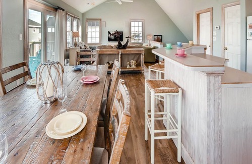 Rodanthe Casa | Disfrute de esta casa con vista al mar en Rodanthe con bañera de hidromasaje, fácil acceso a la playa, agradable para el perro