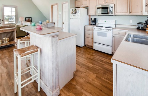 Rodanthe Casa | Disfrute de esta casa con vista al mar en Rodanthe con bañera de hidromasaje, fácil acceso a la playa, agradable para el perro