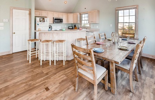 Rodanthe Casa | Disfrute de esta casa con vista al mar en Rodanthe con bañera de hidromasaje, fácil acceso a la playa, agradable para el perro
