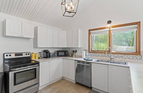 Port Carling Cabaña | Relax at Lake Joseph-Kayak, SUP, Dock, BBQ, Swim