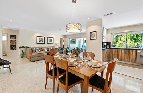 Imperial Point Casa | ¡RELÁJESE EN EL LUGAR SERENITY, UN HOGAR IMPRESIONANTE MODERNO Y CON PISCINA CONTEMPORÁNEA!