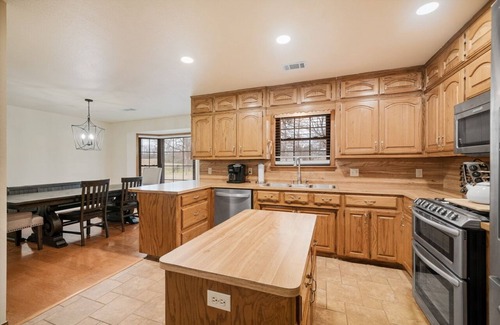 Barling Casa | Relax at spacious 4 bedroom private lake home in Chaffee Crossing!