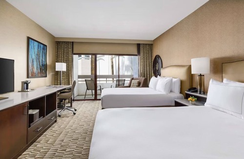 Phoenix Hotel | Relax at This Phoenix Gem – Free Shuttle, Refreshing Pool & Trails Nearby
