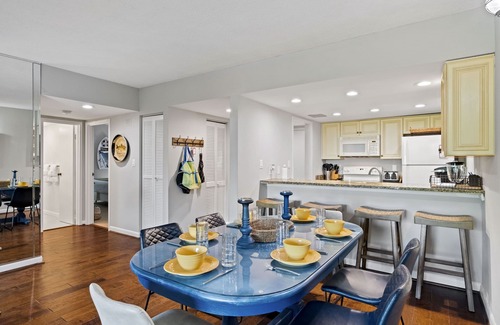Harbour Town Condominio | Relax By Pool: Harbour Town Resort Condo