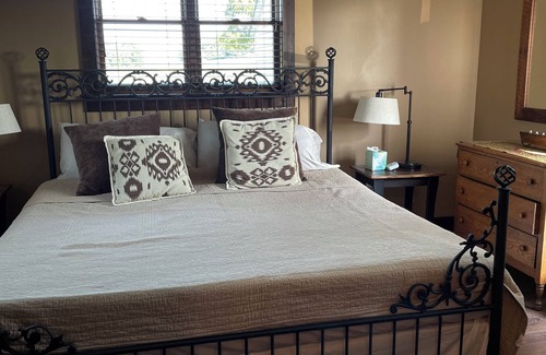 Fairview  Highland County Otro | Relax by the fireplace, enjoy our quiet countryside 1-bedroom