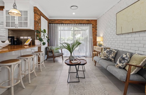 Scotts Head Casa | RELAX BY THE POOL