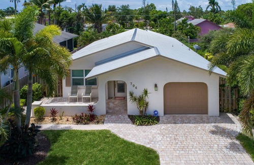 Naples Park Casa | Nueva piscina climatizada con orientación sur, todos los muebles nuevos, caminar o andar en bicicleta a la playa