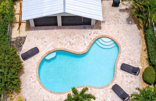 Naples Park Casa | Nueva piscina climatizada con orientación sur, todos los muebles nuevos, caminar o andar en bicicleta a la playa
