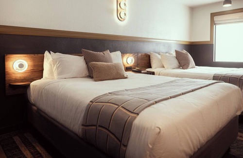 Branson Hotel | Relax Creekside in a Modern Vintage Retreat with Fire Pit Access l 2 Rooms