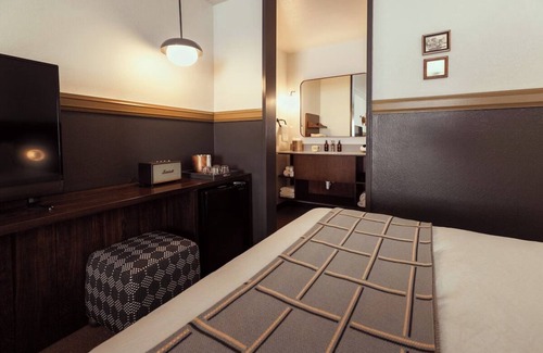 Branson Hotel | Relax Creekside in a Modern Vintage Retreat with Fire Pit Access l 2 Rooms