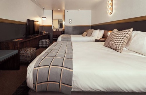 Branson Hotel | Relax Creekside in a Modern Vintage Retreat with Fire Pit Access l 2 Rooms
