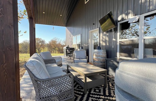 New Franklin Casa | Relax Enjoy Country Living with Hot Tub