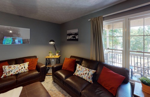 Woodstock Apartamento | Relax & Enjoy | Hot Tub, Porch Swing, Pet-Friendly
