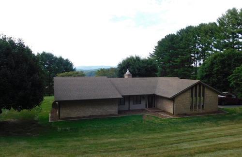Galax Casa | Relax & enjoy the view! Mountain Lovers dream! Gated entry, convenient location!