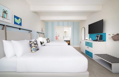New Town Hotel | Relax & Have Fun | Key West Poolside Stay w/ Pools, Games & Comfort Eats