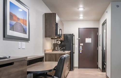 Seven Hills Casa | Relax in 2 Spacious Rooms w/Full Kitchen Near Lion Habitat Ranch Inc