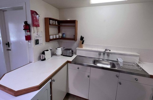 Burnt Pine Cabaña | Relax in a 2 bedroom cottage a short walk from cafes, restaurants and shops