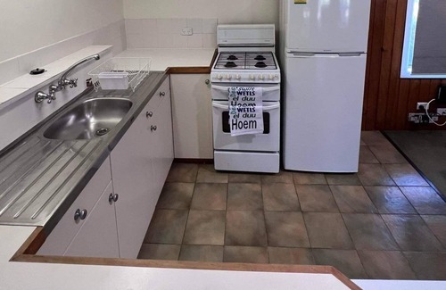 Burnt Pine Cabaña | Relax in a 2 bedroom cottage a short walk from cafes, restaurants and shops