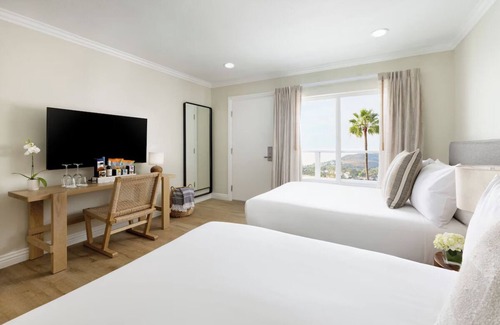 Laguna Beach Hotel | Relax in a Beachfront Room with Outdoor Pools, and Nearby Art Galleries