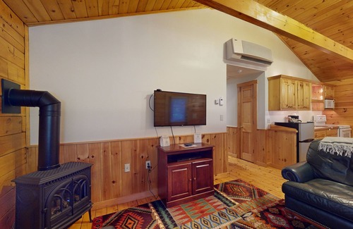 Northport Cabina | Relax in a two-bedroom cabin with fireplace, AC & access to outdoor adventures