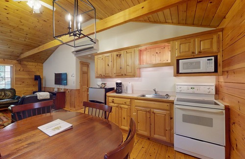 Northport Cabina | Relax in a two-bedroom cabin with fireplace, AC & access to outdoor adventures