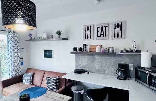 Middletown Apartamento | Relax in charming studio centrally located with Private patio with Hot tub