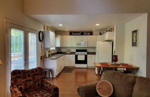 Helen Cabaña | Relax in comfort at the Alpine Cottage 2 which is centrally located in Helen.