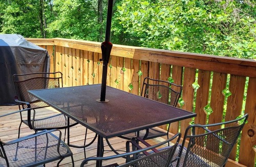 Helen Cabaña | Relax in comfort at the Alpine Cottage 2 which is centrally located in Helen.