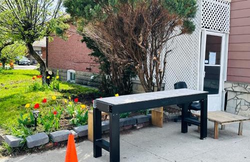 Old East York Casa | Relax in East York Space Share