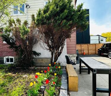 Old East York Casa | Relax in East York Space Share