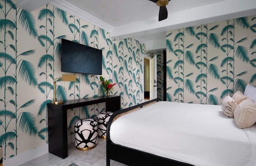 Wailuku Cama Y Desayuno | Mele Suite - Private Patio Retreat | ADA Compliant