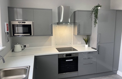 Walkden Casa | Relax in Our 3 Bed Large Victorian House All With Seperate Bathrooms.