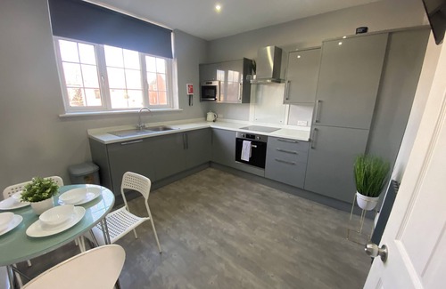Walkden Casa | Relax in Our 3 Bed Large Victorian House All With Seperate Bathrooms.