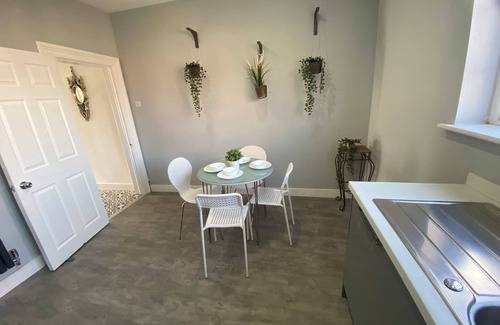Walkden Casa | Relax in Our 3 Bed Large Victorian House All With Seperate Bathrooms.