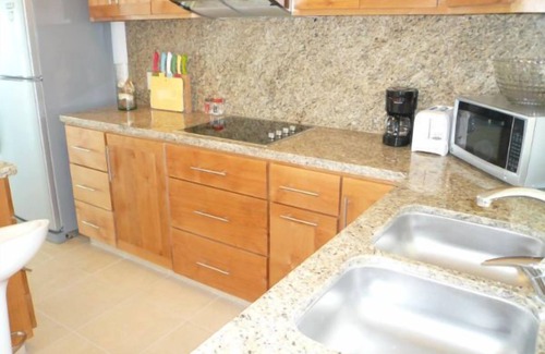 Colina del Sol Condominio | Relájese en nuestro nuevo apartamento con espectacular vista al mar, la ciudad y la montaña