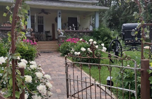 Birchwood Apartamento | Relax in our English Garden King Suite at The Cobblestone Bed & Breakfast