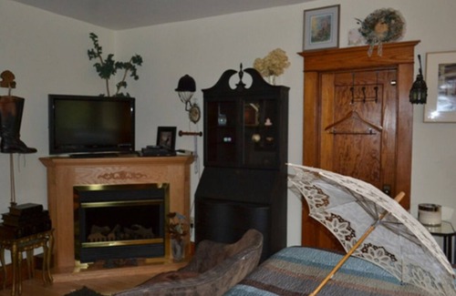 Birchwood Apartamento | Relax in our English Garden King Suite at The Cobblestone Bed & Breakfast
