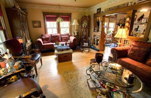 Birchwood Apartamento | Relax in our English Garden King Suite at The Cobblestone Bed & Breakfast