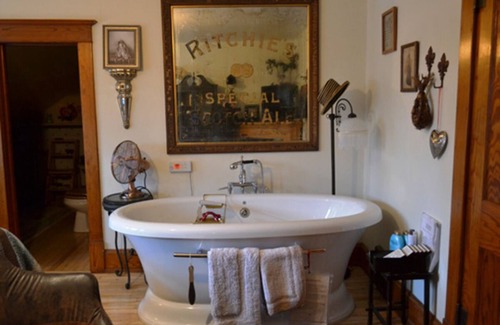 Birchwood Apartamento | Relax in our English Garden King Suite at The Cobblestone Bed & Breakfast