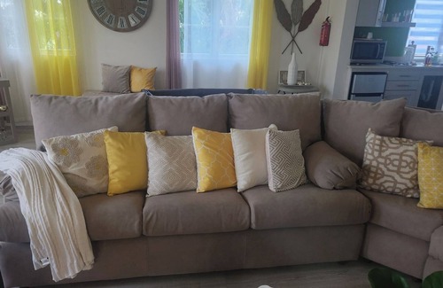Gall Hill Apartamento | Relax in peace and comfort in a 1-bedroom Flat in Christ Church with WiFi, AC