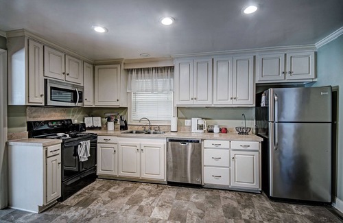 Tougaloo Casa | Relax in Shady Oaks Near Hospitals & Dining
